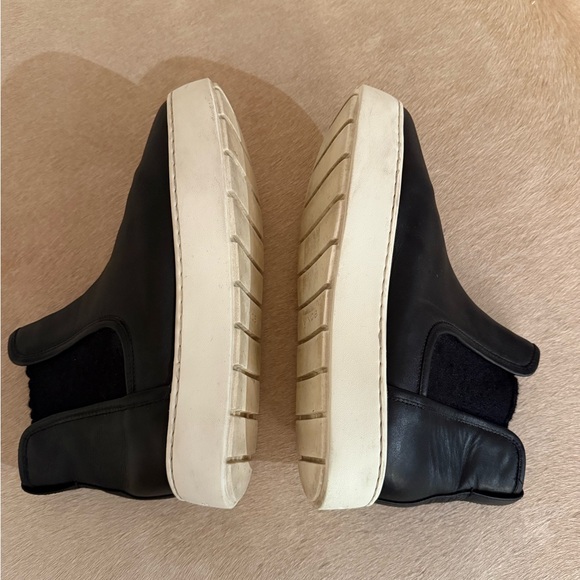 Vince Warren Black slip on boots with white Soles - Picture 4 of 7